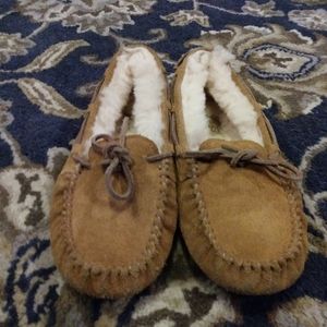 Girl Ugg Dakota slippers